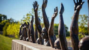 “Raise Up” escultura de Hank Willis Thomas